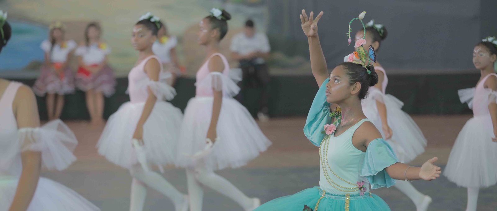 A apresentação da turma de ballet do projeto  Trilhando Caminhos