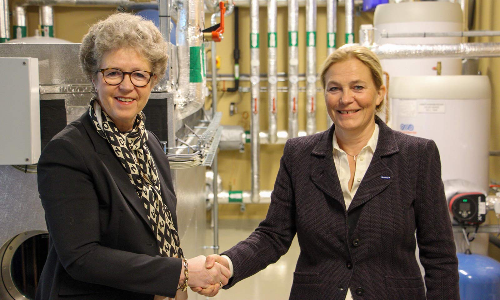 Hydros konsernsjef Hilde Aasheim og SINTEFs konsernsjef Alexandra Bech Gjørv markerer ny og utvidet samarbeidsavtale 