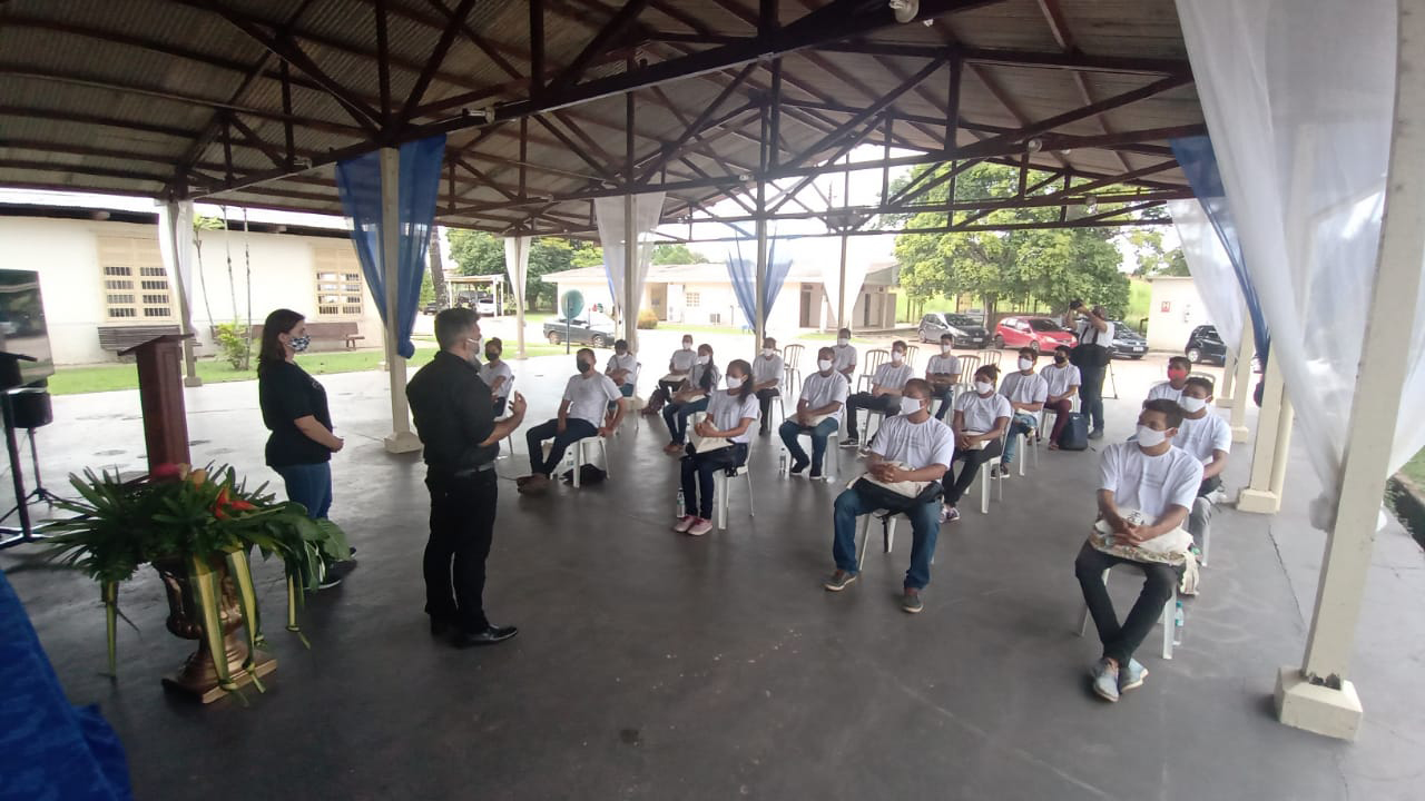 alunos durante aula inaugural SENAI