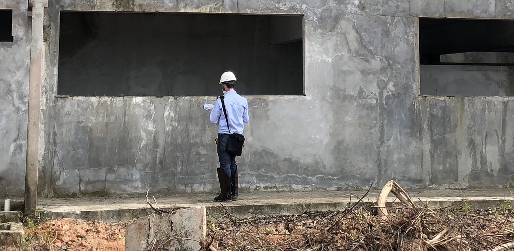 Profissional avaliando a estrutura predial da Escola, em Barcarena.